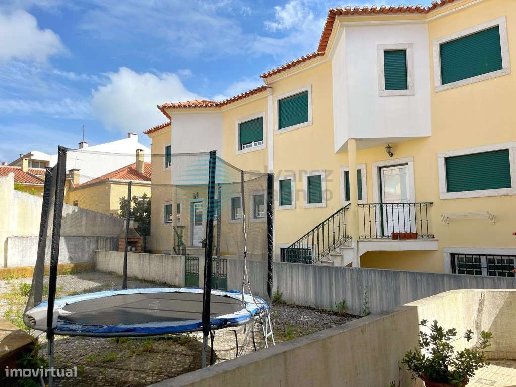 Moradia V3 situada no centro do Bombarral-7
