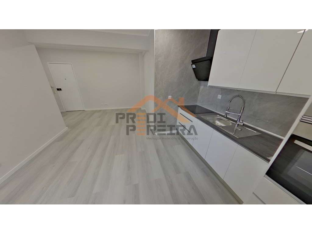Situado no centro da Amadora. T1 com varanda, remodelado.-8