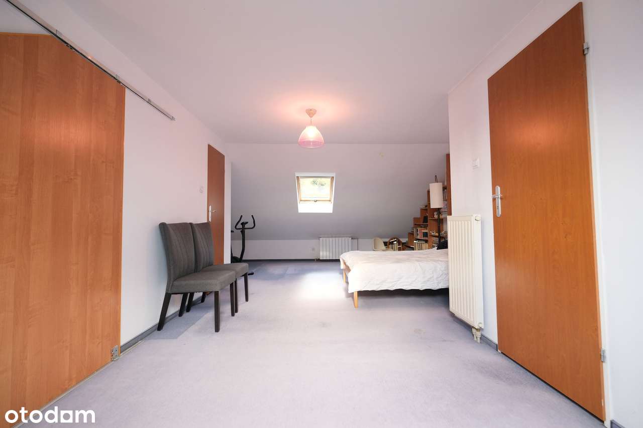 Klasyczny dom w zabudowie szeregowej na osiedlu Jaroszówka przy lesie-19