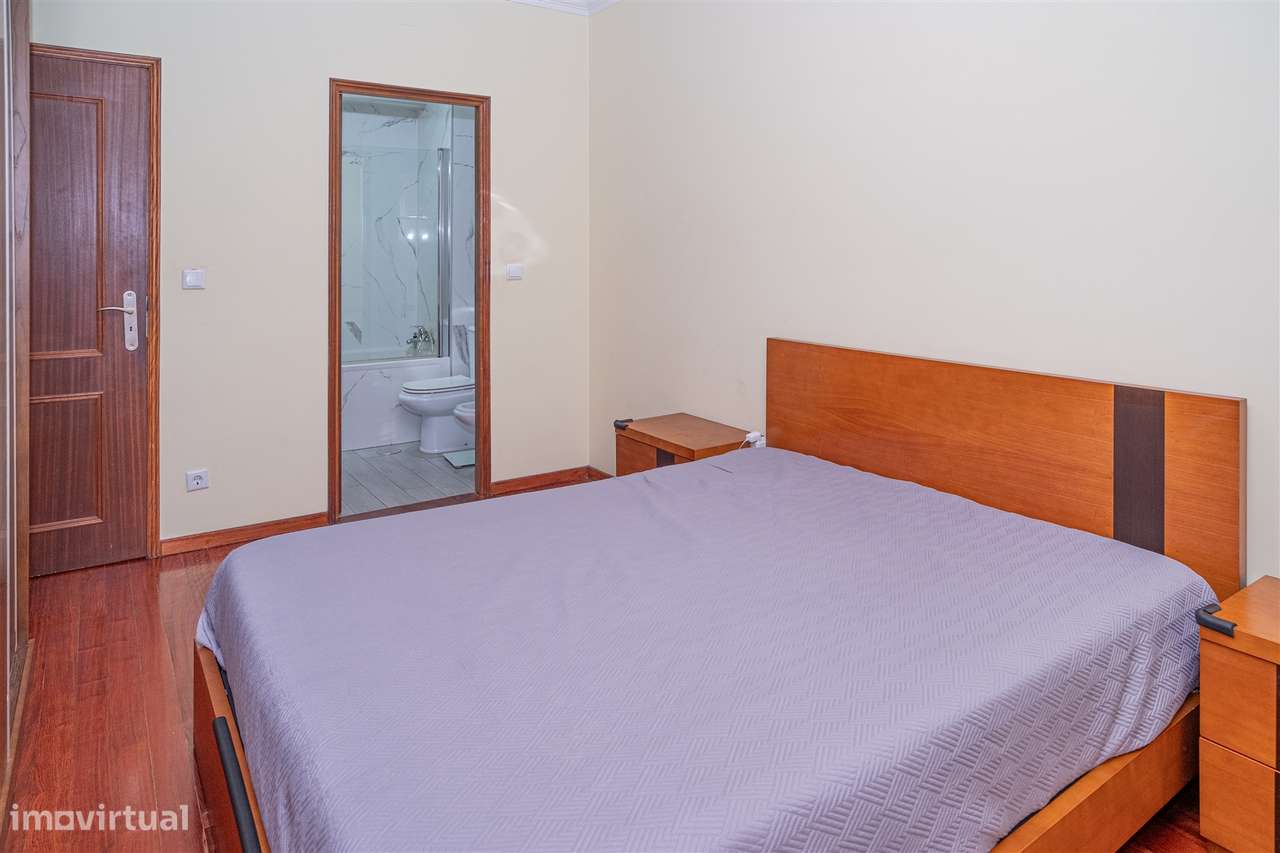 Apartamento T4 em Barcelos – Espaço, Conforto e Excelente Varanda!-12