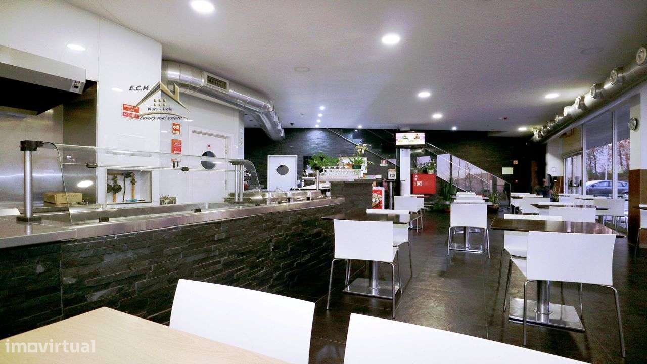 Restaurante "Castelo da Maia" Localizado em Zona Industrial,-14