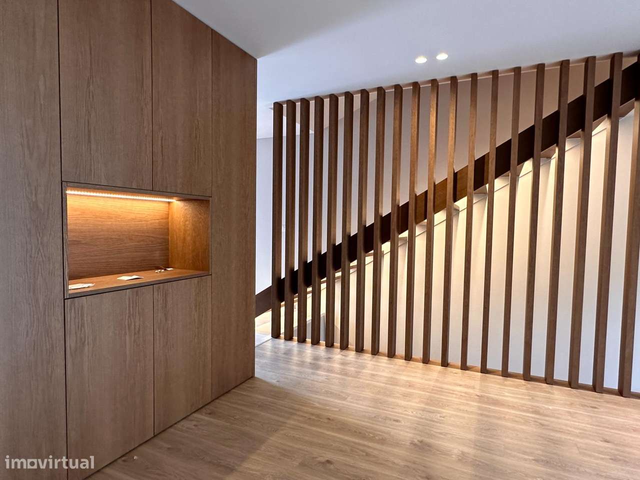 Moradia de Gaveto com dois pisos e garagem lateral-44