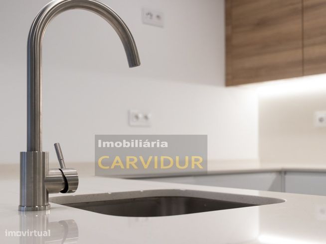 Moradia V2 em banda, Barreiro Centro, totalmente Remodelada-2