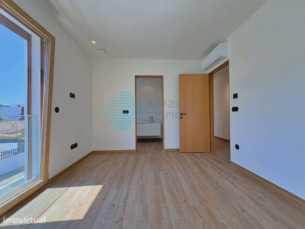 Moradia T4 Independente de Design Contemporâneo com Piscina e Garagem-24