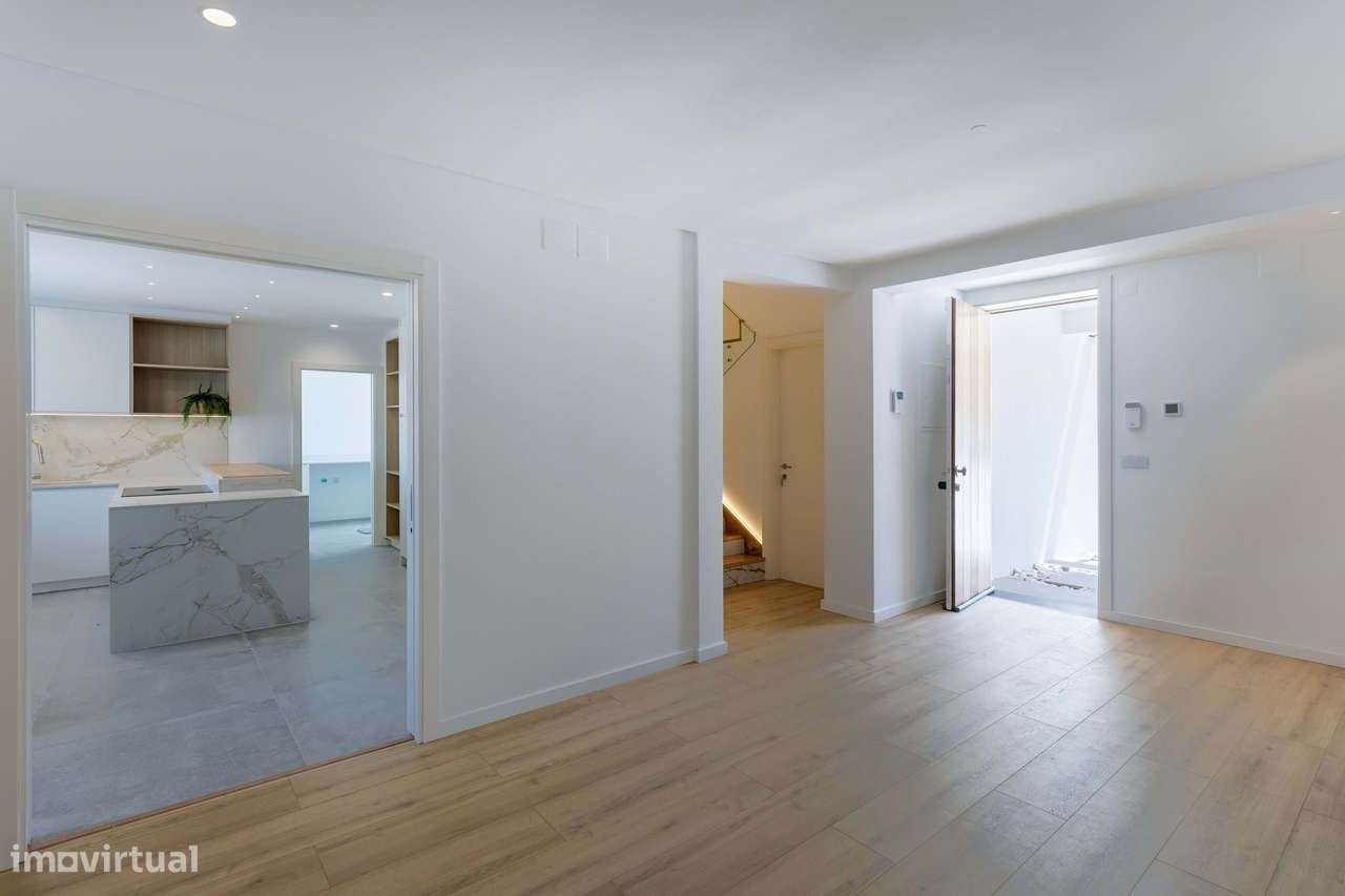 Moradia T6 com Piscina, Vista Mar e Terreno de 3.920 m² | Azoia, Sintr-20
