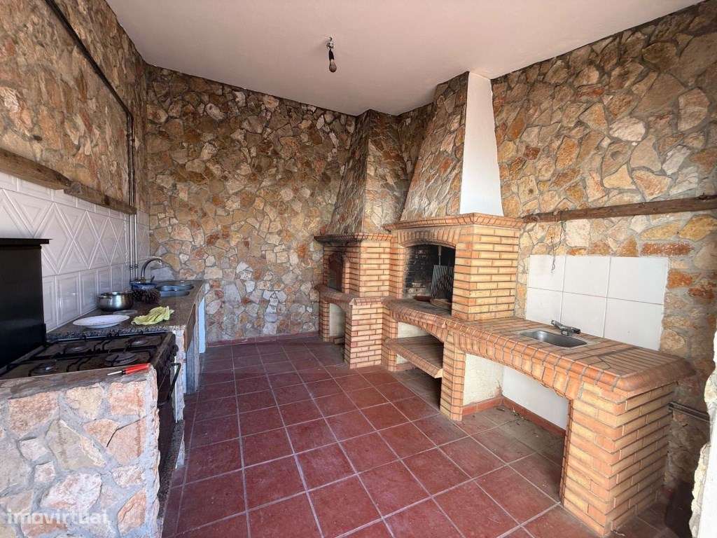 Moradia individual com anexos, piscina, armazéns e terreno-6