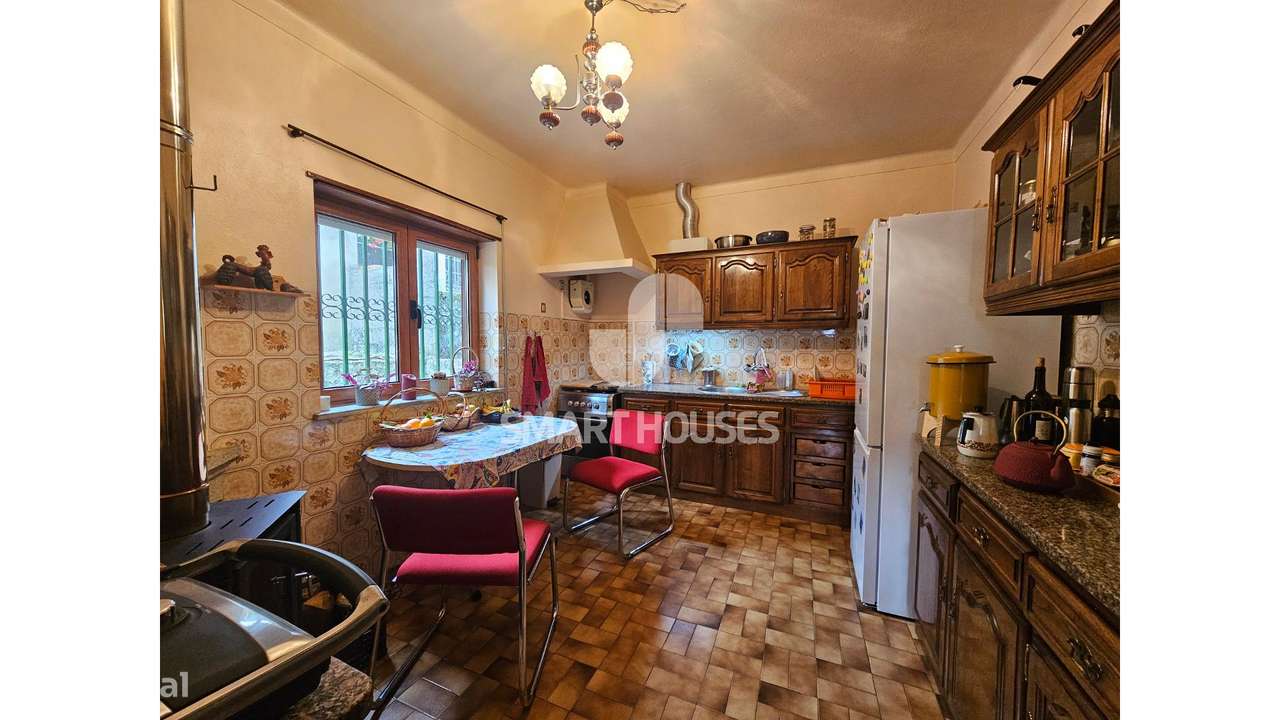 Moradia T3+1 em Avô c/ terreno-8