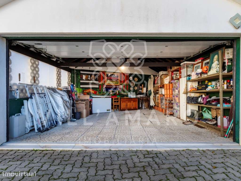 Moradia Bi-familiar térrea T2+1, com cave, renovada, jardim, garage...-53