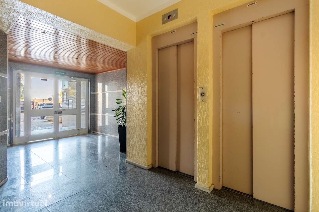 Apartamento T3 convertido em T2 c/ 2 Salas, Semi Remodelado em São Mar-39