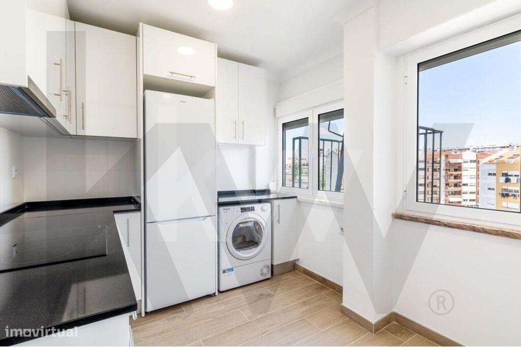 São Domingos de Benfica | Apartamento T2 Remodelado c/ varanda junto a-23