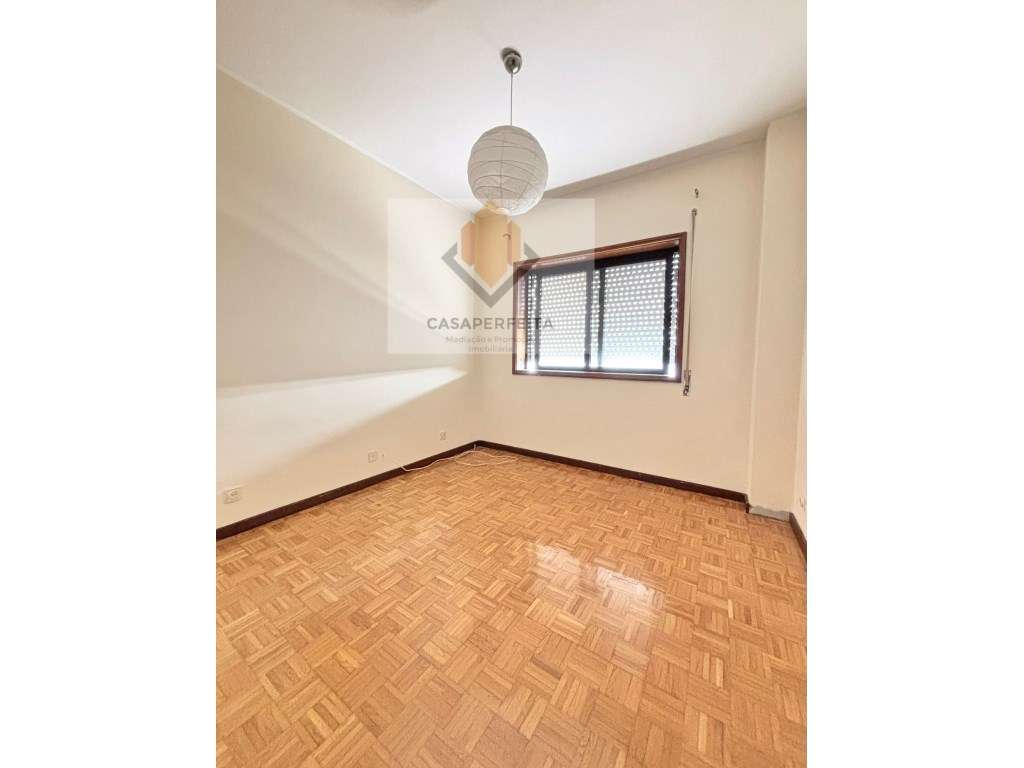 Apartamento T2 com Varanda Fechada e Lugar de Garagem - Junto ao El...-19