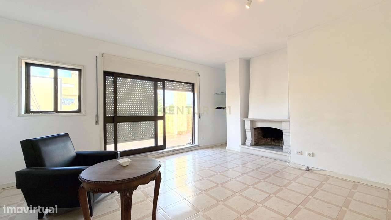 Excelente T1 com Terraço de 68 m² e Lugar de Garagem-5