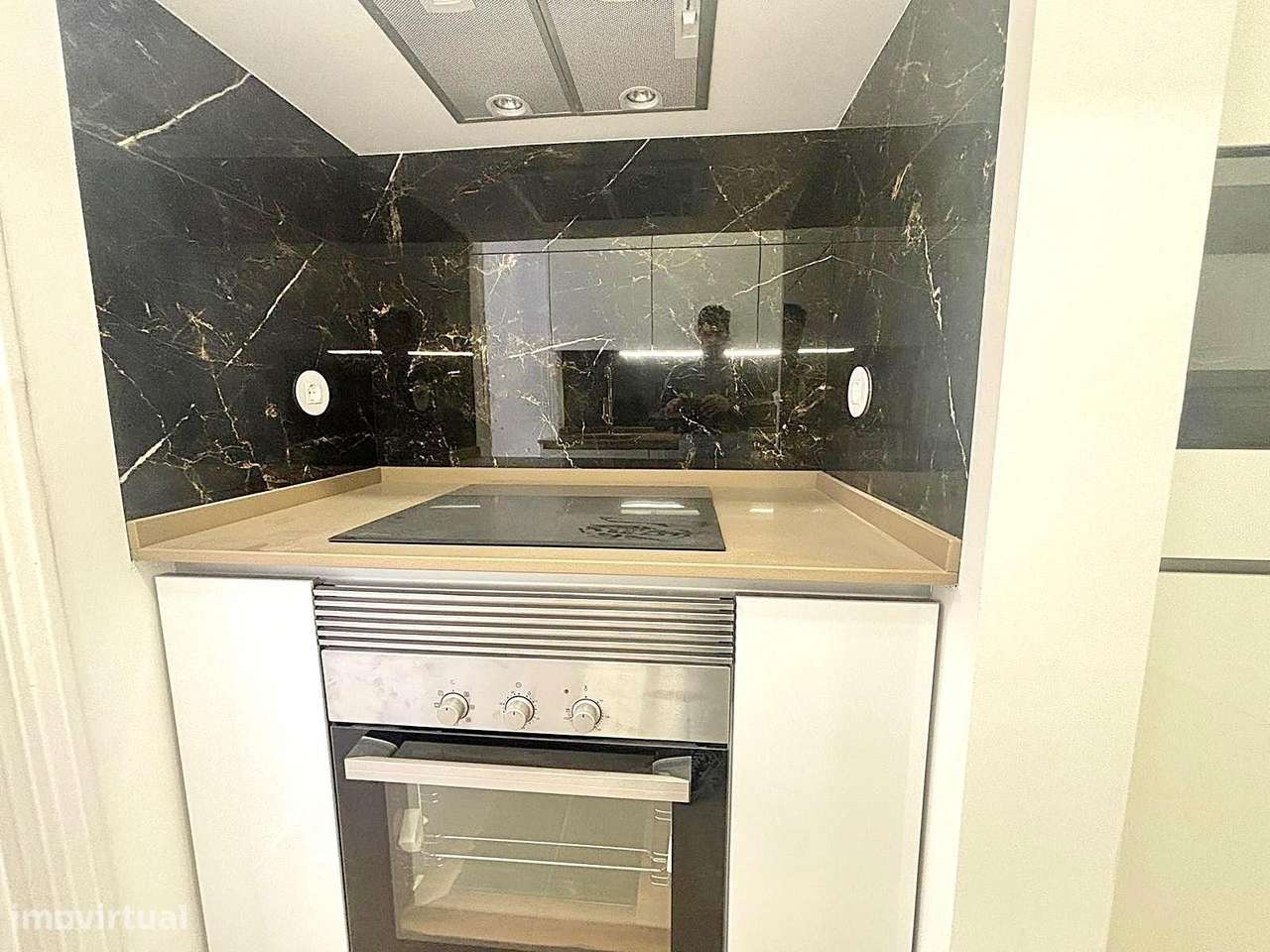 T3 totalmente remodelado com varanda na Av. General Roçadas-7