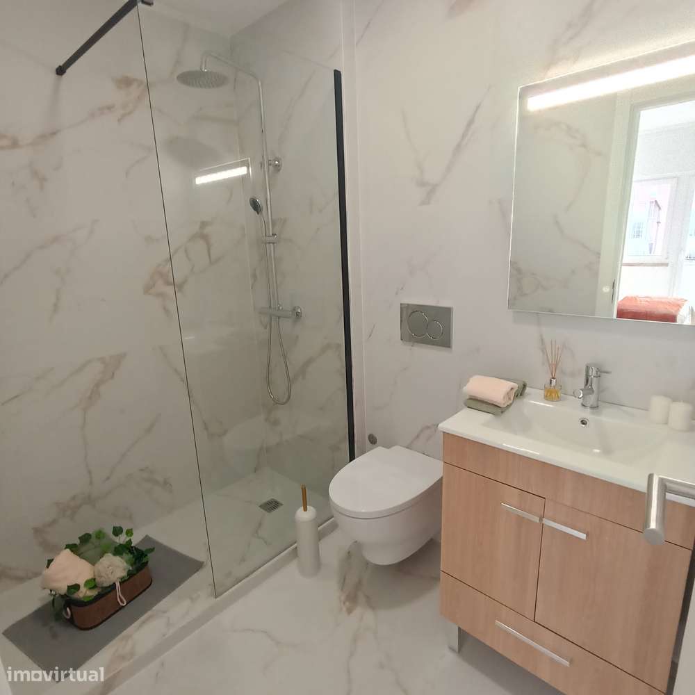 T3 Remodelado com Varanda Ampla junto ao Colombo: Vida Urbana com Conf-8