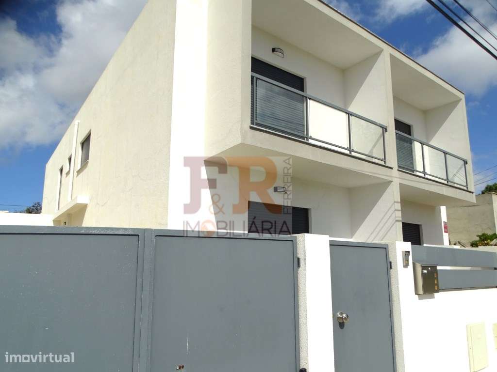 Moradia Geminada Duplex T3 semi-nova com Pérgula , Fernão Ferro
di...-4