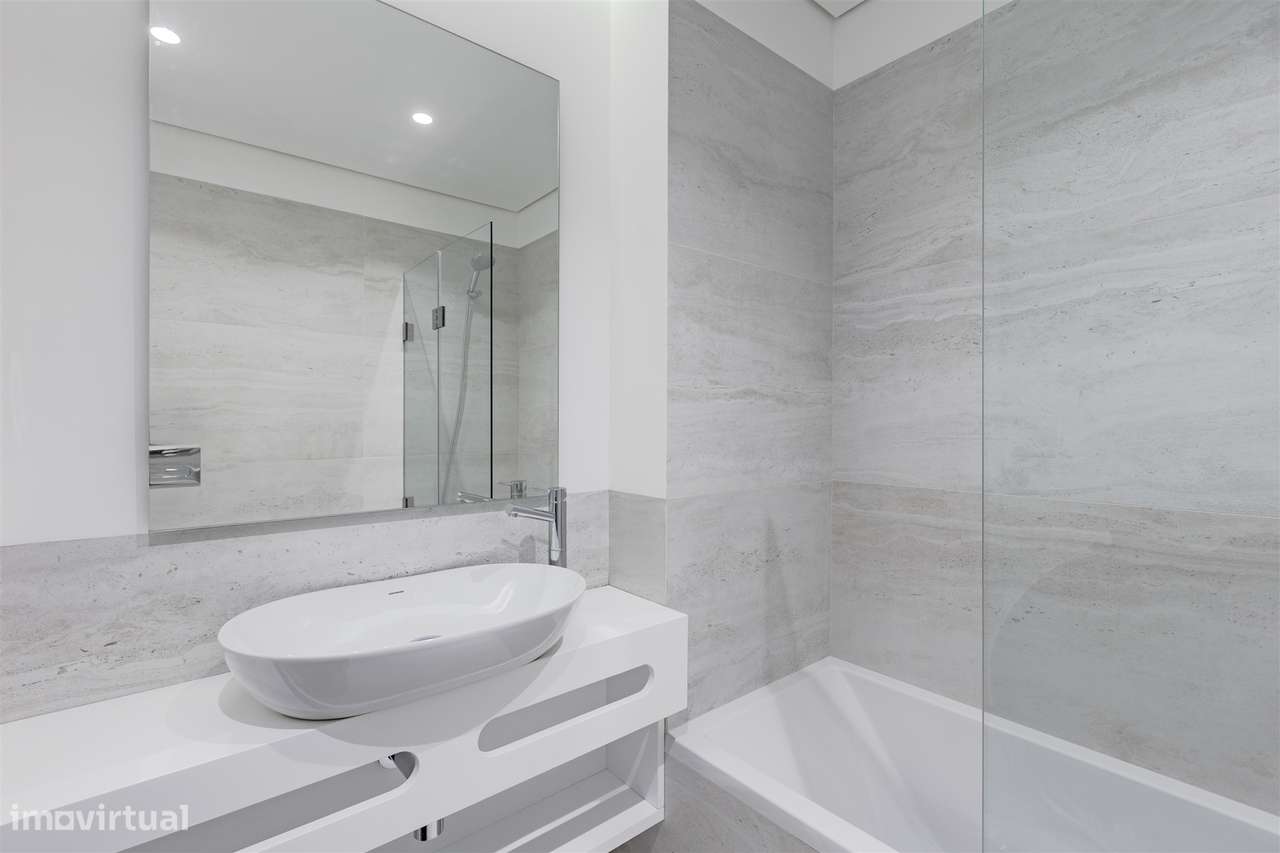 Apartamento T3 Renovado com Varandas na Avenida da Boavista-22