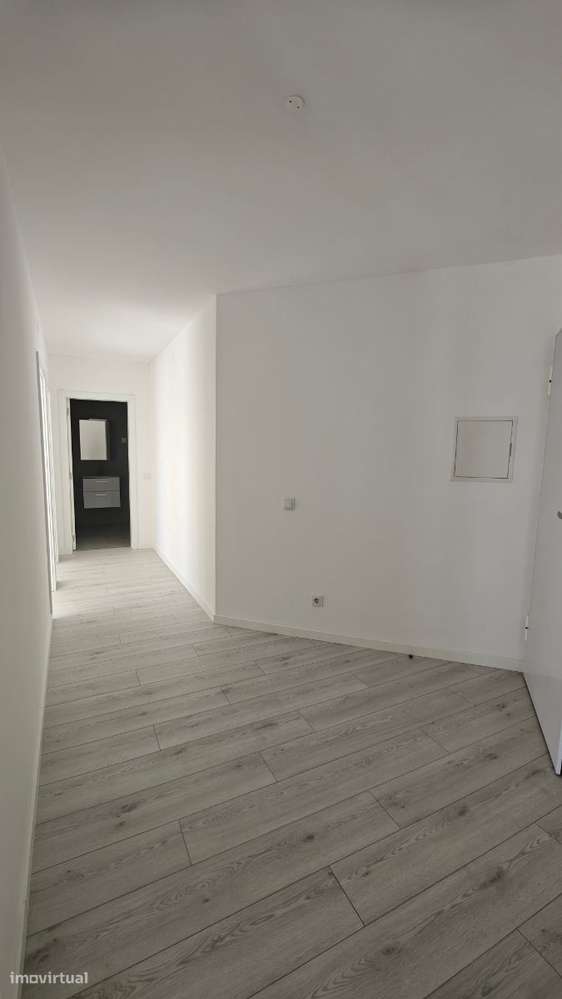Apartamento T2 com parqueamenti e terraço. Vistas de mar-18