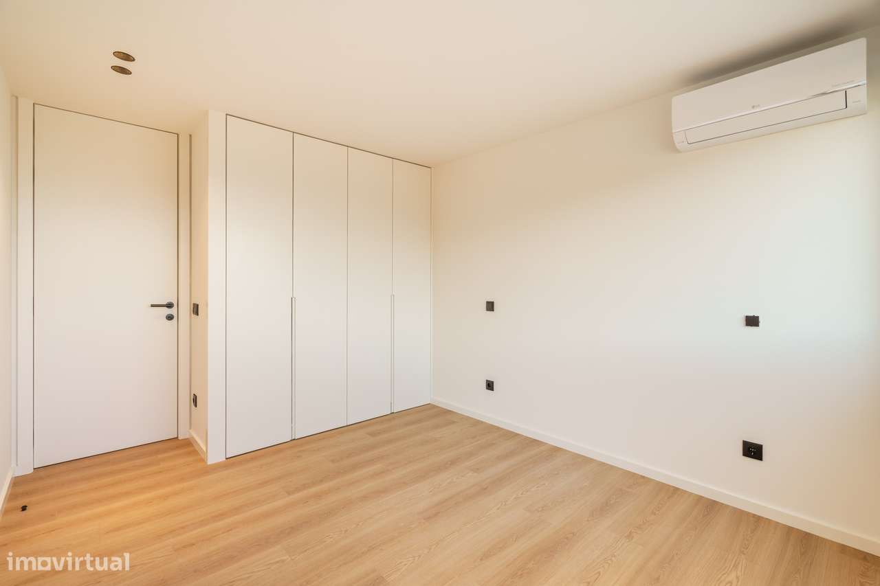 Apartamento T3 Novo com Vistas & Varanda-33