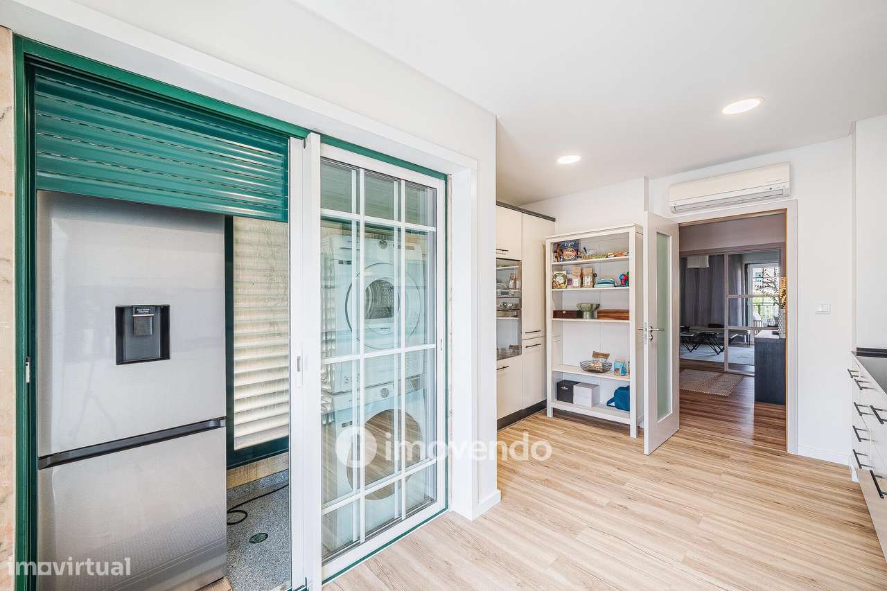 Apartamento T3 com garagem, em condomínio com piscina, em Bicesse-17
