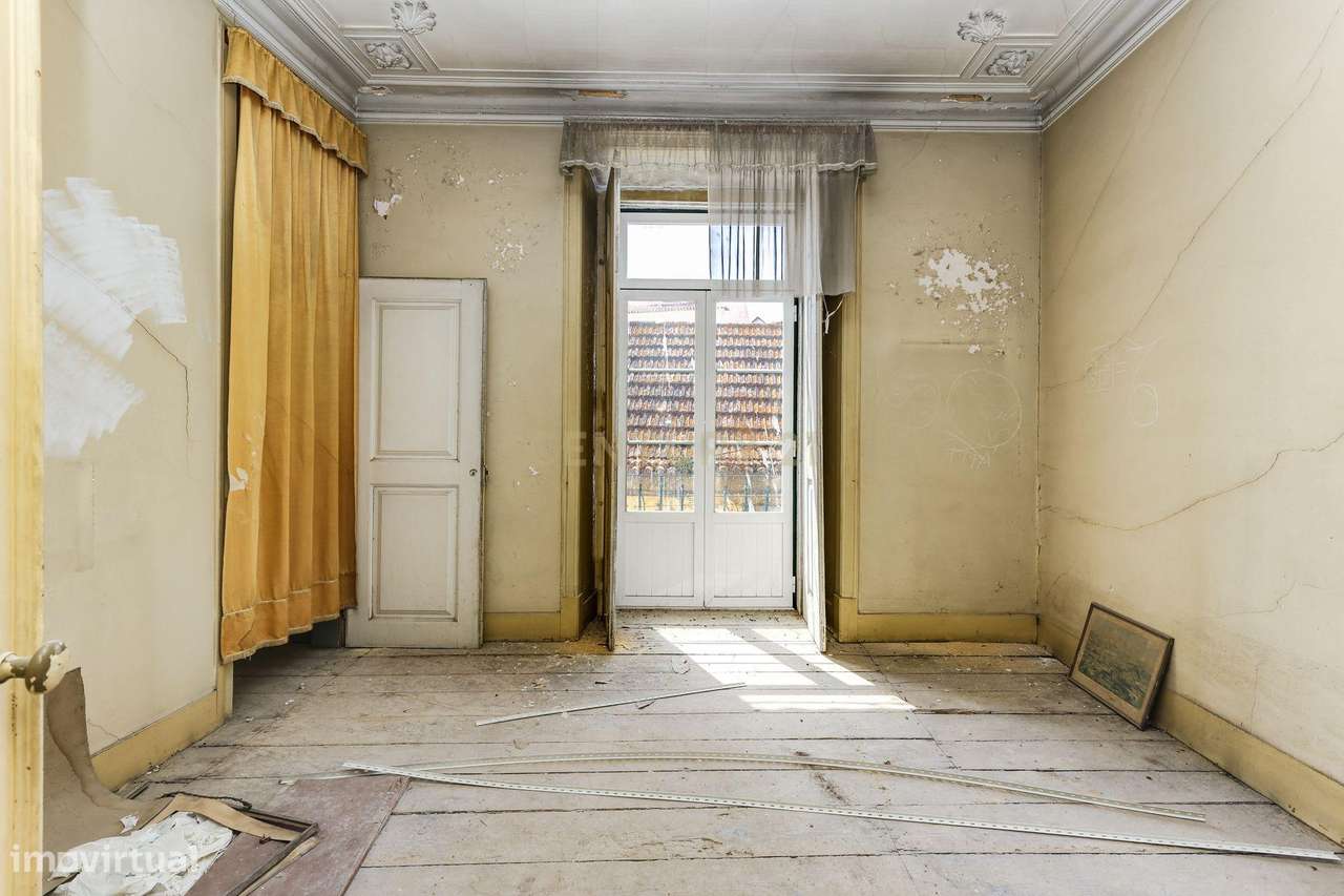 Prédio para reabilitação total em Cacilhas – excelente oportunidade de-17