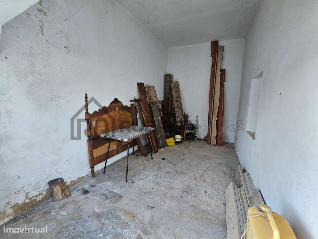 Moradia V3 renovada, com logradouro e anexo-31