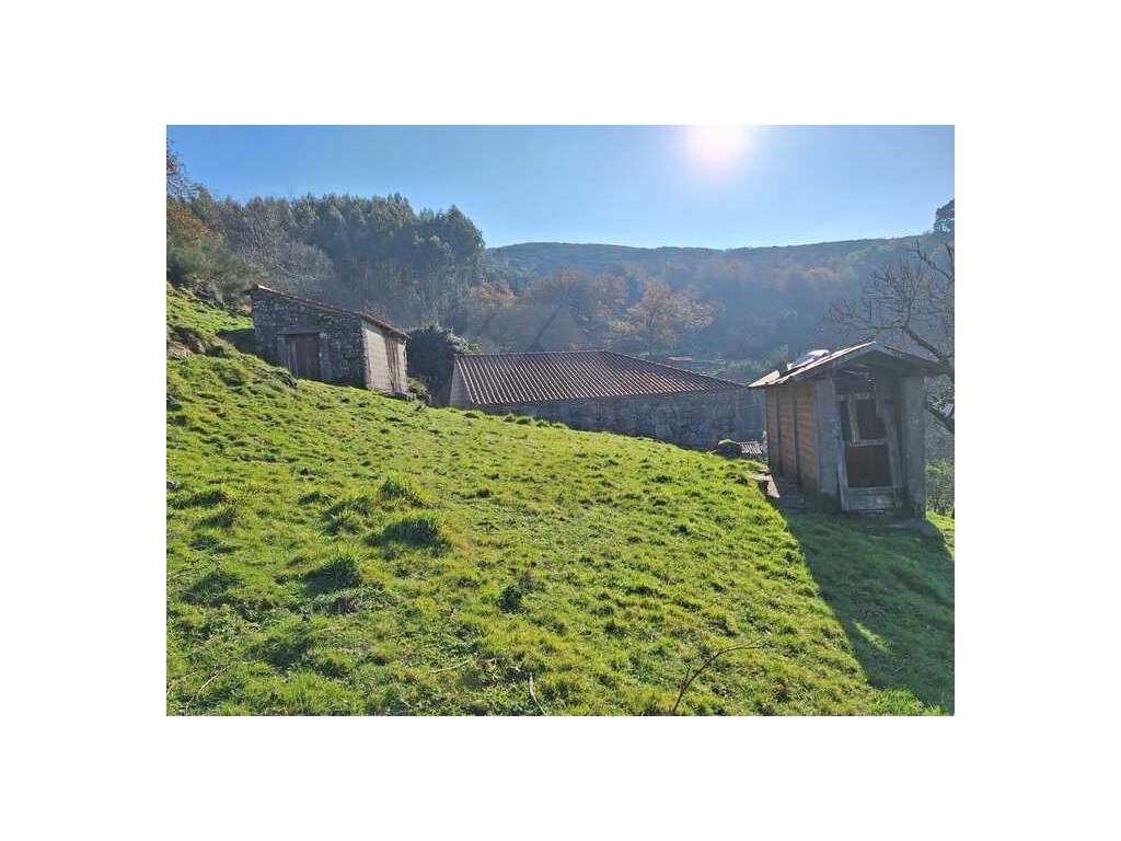 Propriedade com 2 moradias em pedra - Grande imagem: 4/25