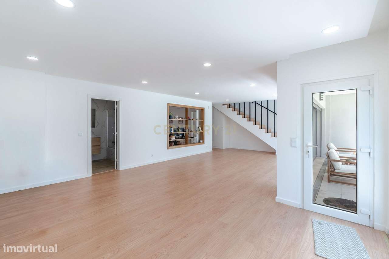 Moradia T3 + 2 com Piscina - Foros de Amora-26