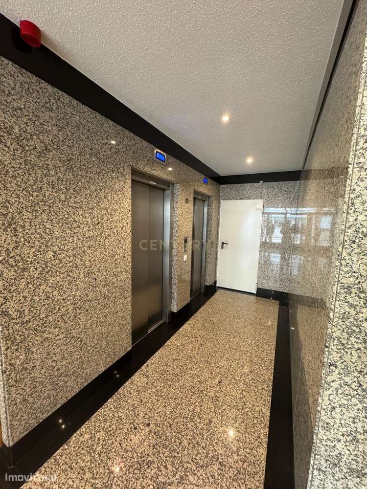 T2 com varanda, arrecadação e lugar de garagem – Rua São Bento Menni,-26