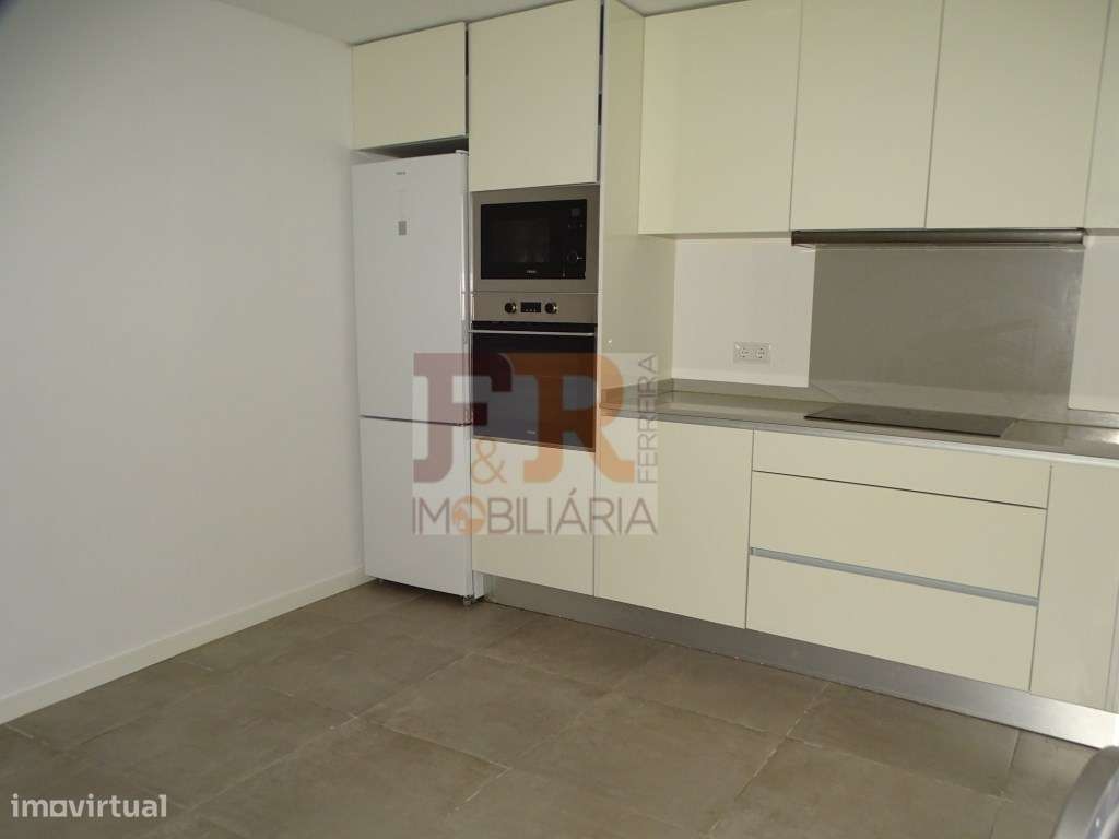 Moradia Geminada Duplex T3 semi-nova com Pérgula , Fernão Ferro
di...-20