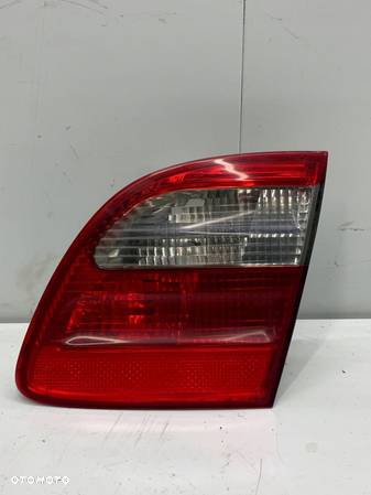 MERCEDES W211 KOMBI LIFT LAMPA PRAWA TYŁ W KLAPĘ TYLNA KLAPY A2118203064 - 1