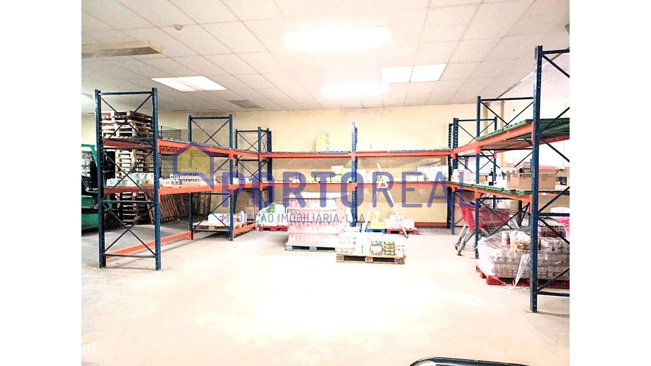 Armazém 2 entradas na Rua Zambeze- Porto-11