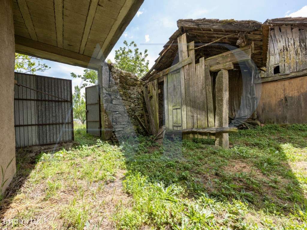 Conjunto de moradias em pedra com terreno no centro de São Vicente ...-8