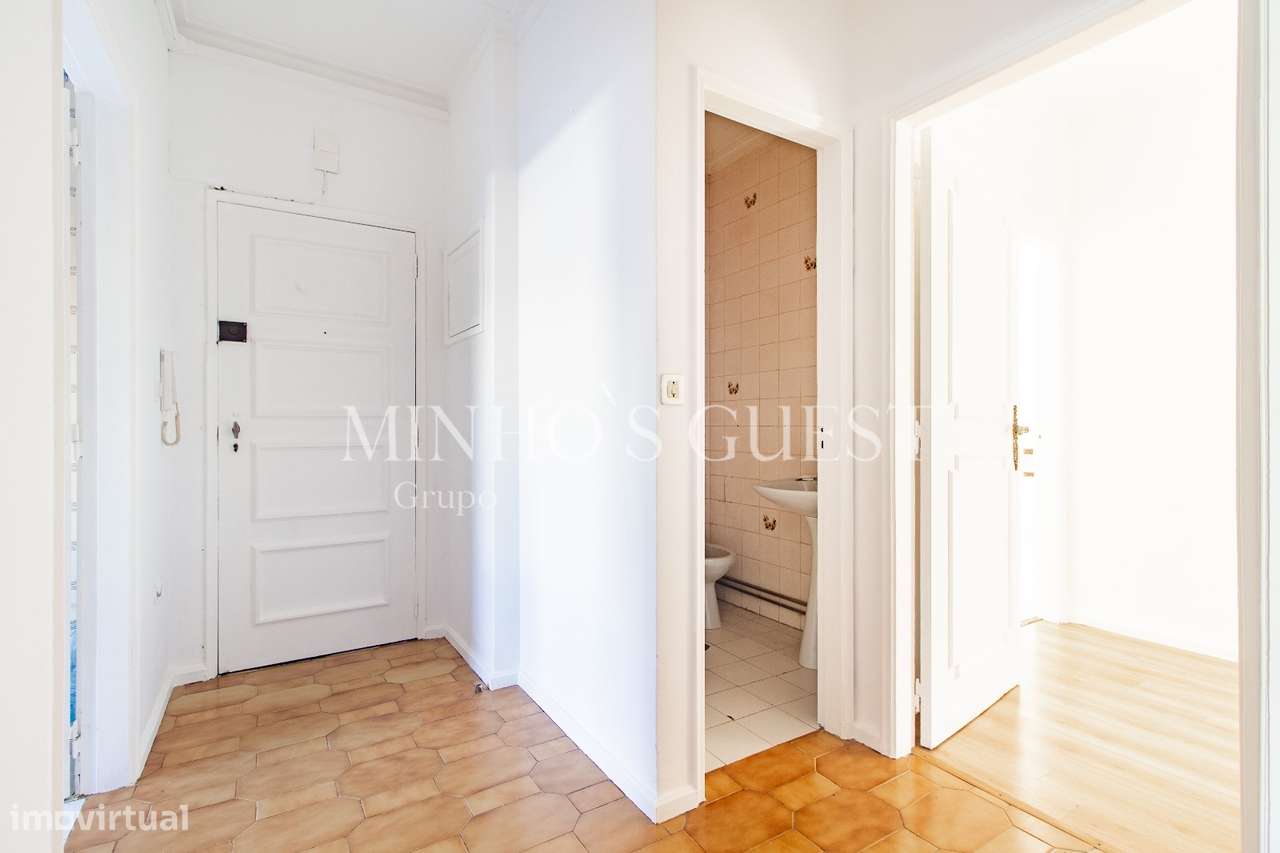 Apartamento T3 de último andar c/ varanda e vista para Av. Liberdade --9