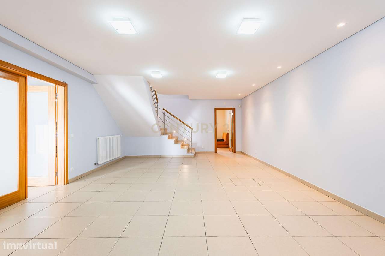 Moradia Exclusiva com Piscina, Jardim e Áreas Amplas-29