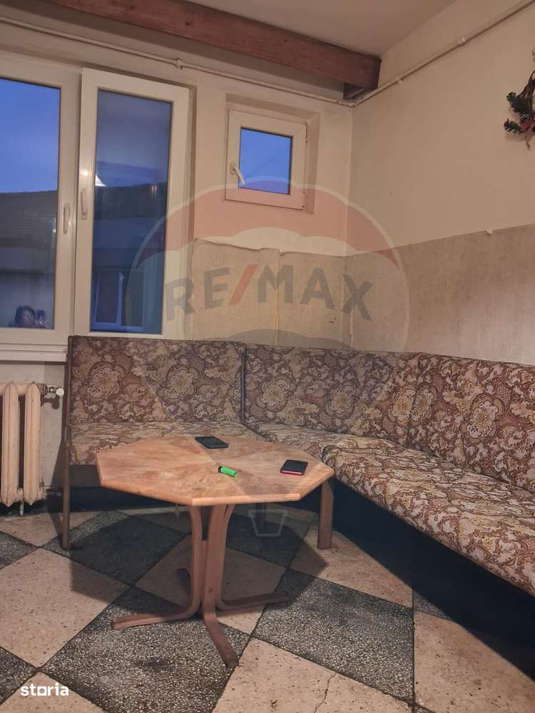 Apartament cu 4 camere de vânzare în zona Iosia-3