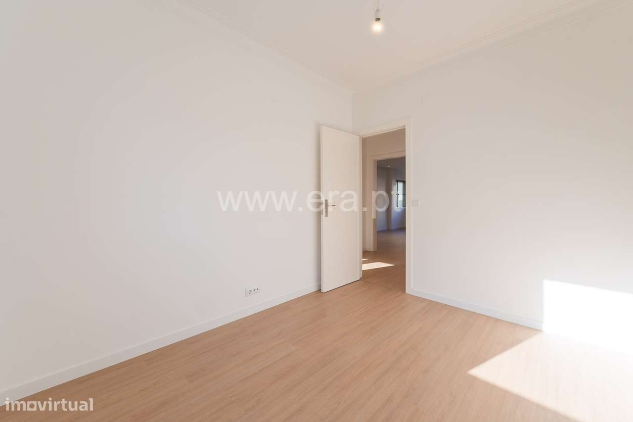 T2 Totalmente Remodelado a 5 Minutos do Metro — Odivelas-9