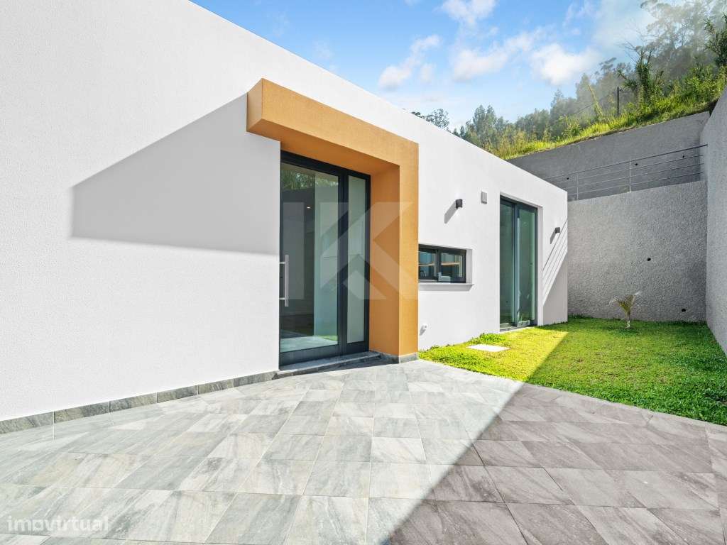 Moradia T3 com Piscina e Vista Mar no Arco da Calheta-28