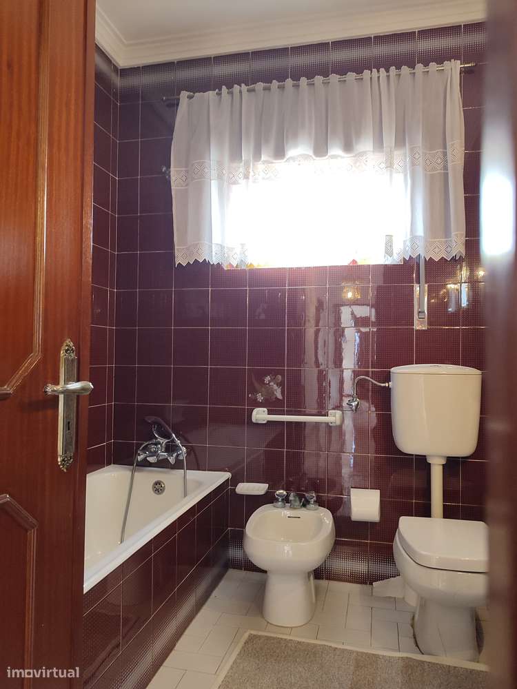 Moradia térrea com 4 frentes, garagem, anexos, jardim e bons acessos-28