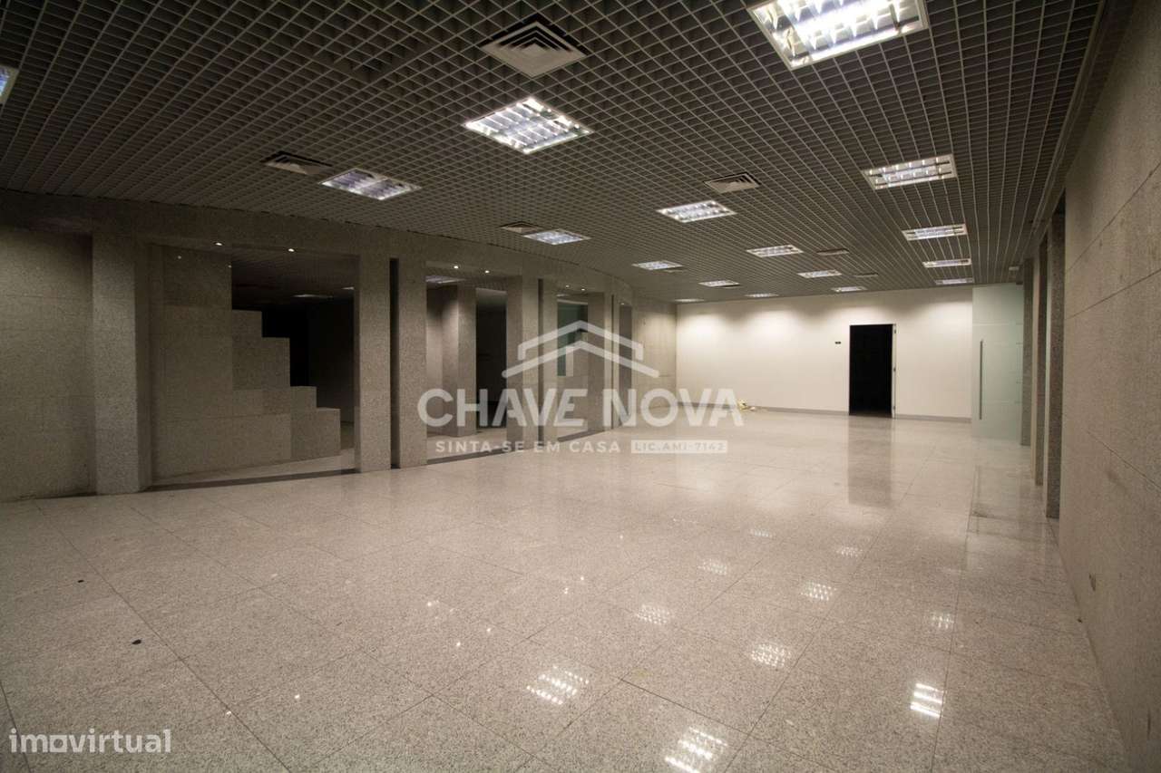 Estabelecimento Comercial de 2 frentes com 2 pisos na Avenida da Bo... - Grande imagem: 2/25