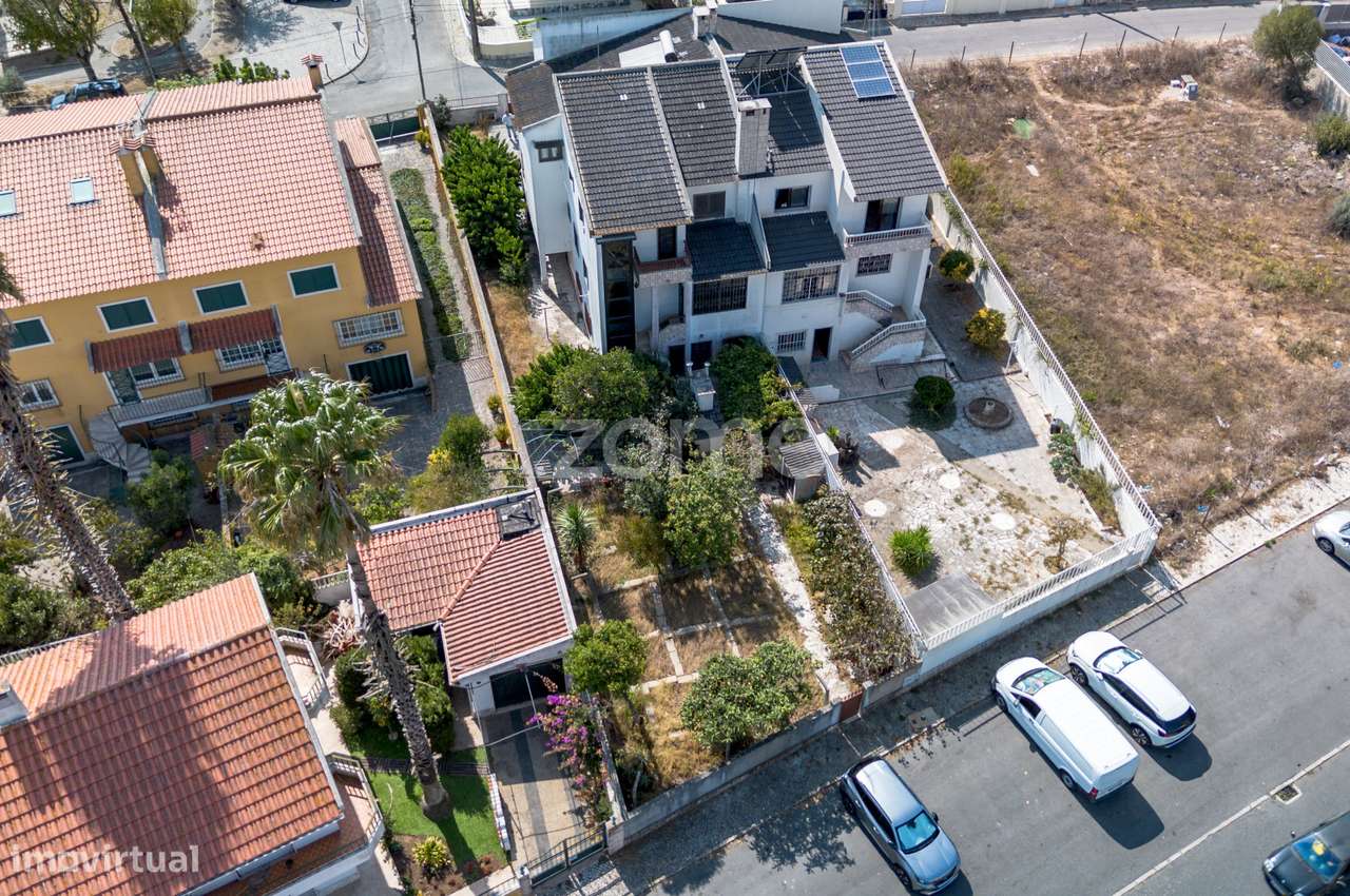 Moradia T4 (espaçosa) em Casais de Mem Martins-37