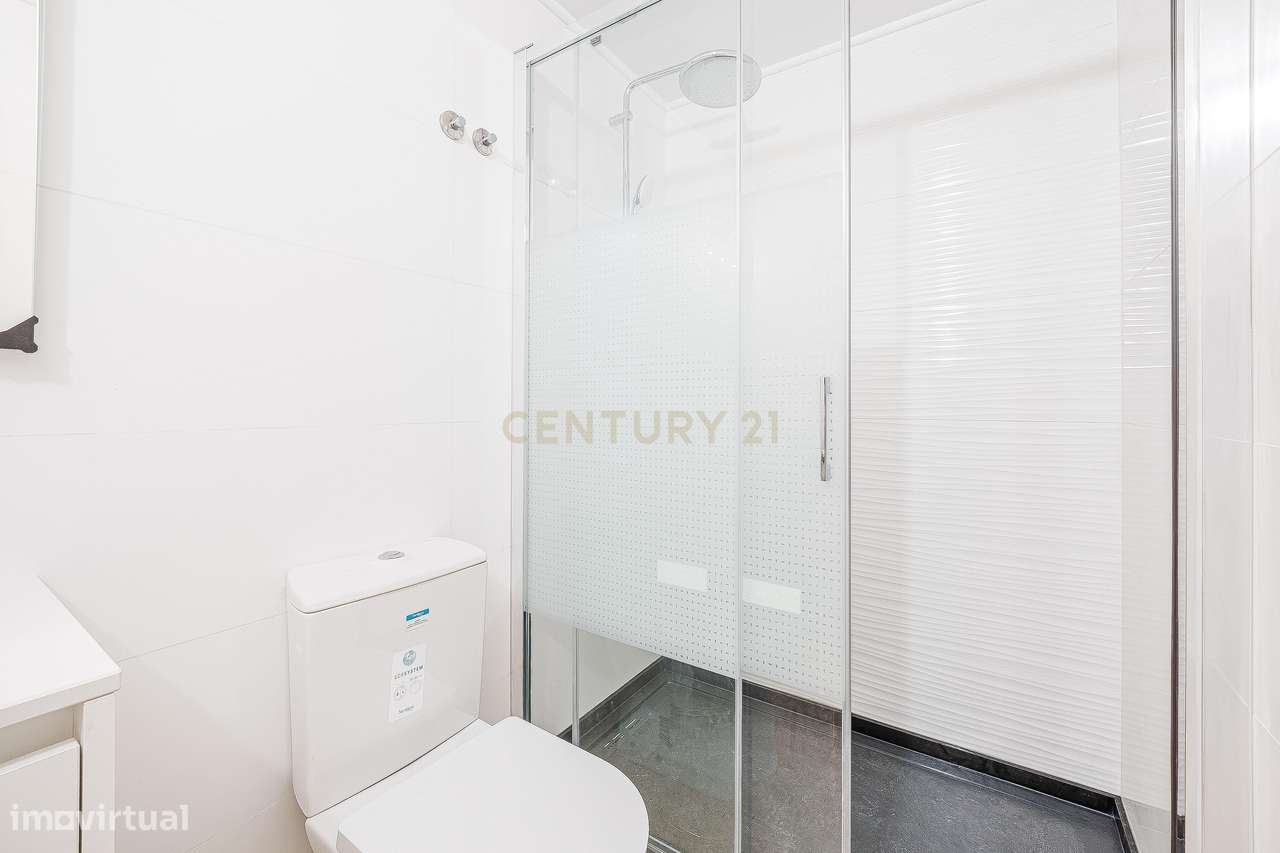 Moradia T4+1 Contemporânea com Piscina-20