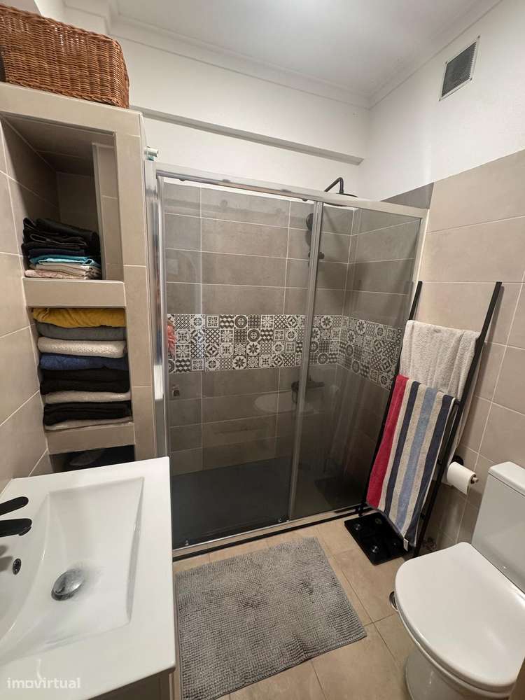 T1 + 1 renovado com varanda e ar condicionado em Alfornelos, Amadora-8