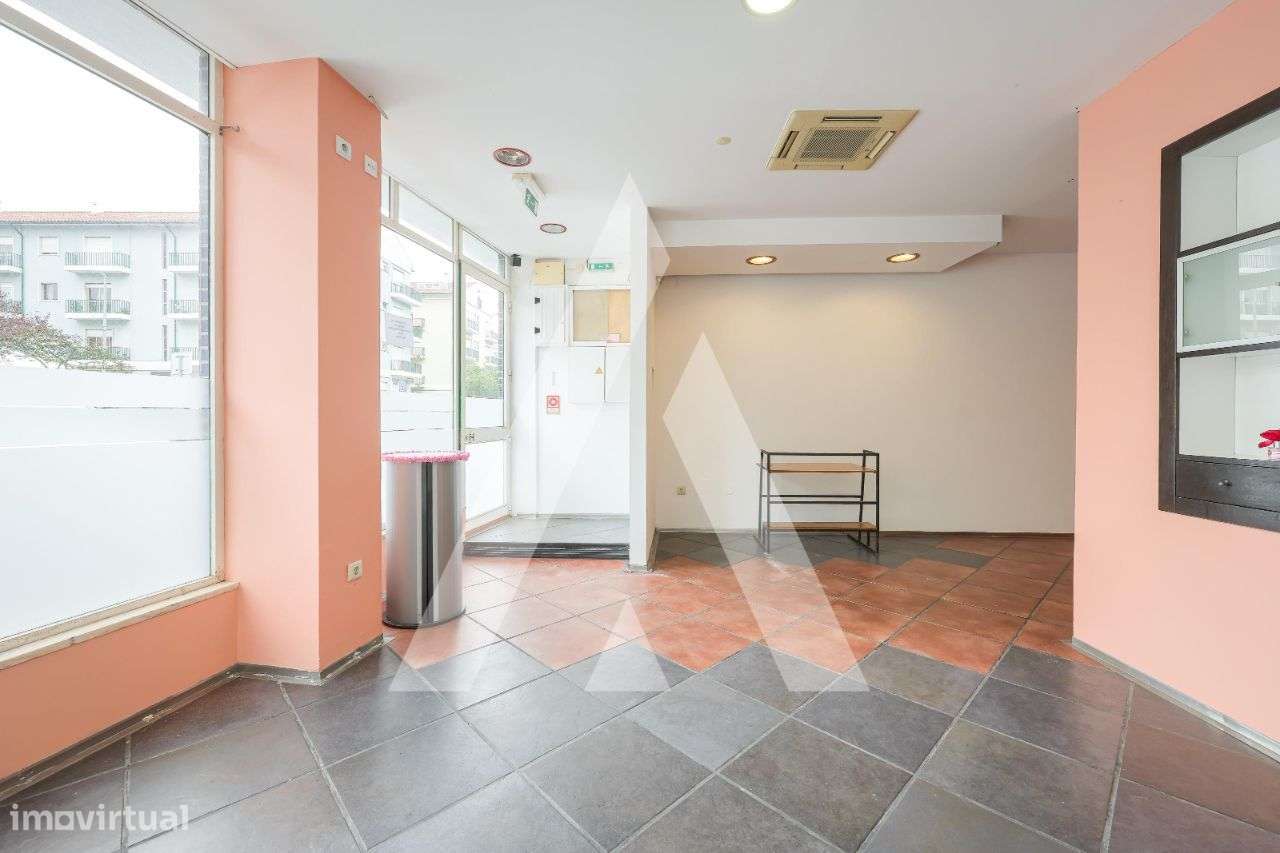 Loja situada numa das principais vias da cidade de Aveiro - Grande imagem: 1/16