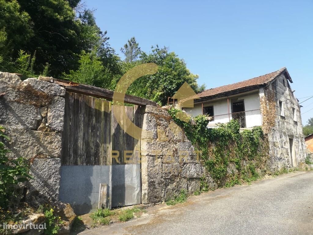 Casa para recuperar a 15 km de Viseu