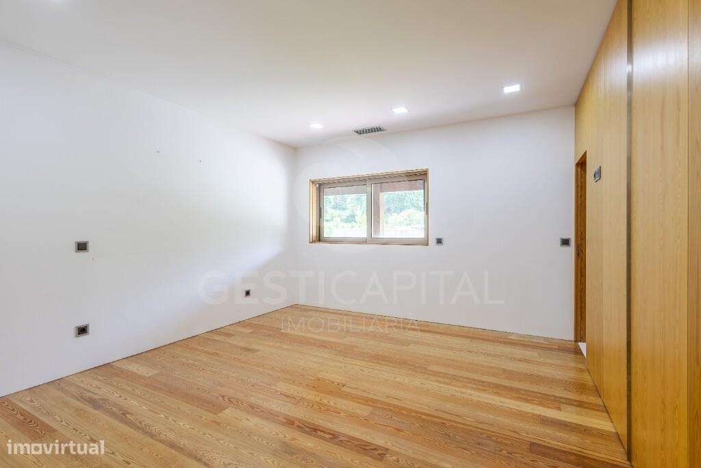 Moradia T4 Térrea de Luxo em Pedra com Terreno, Garagem e Levada Natur-11