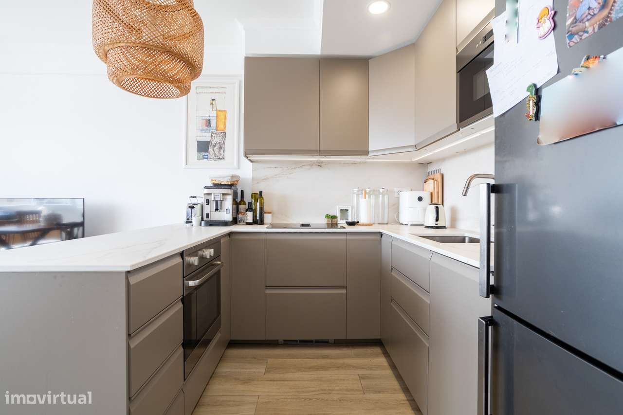 Apartamento T2 Remodelado com Vista Desafogada sobre o Tejo no Centro-8