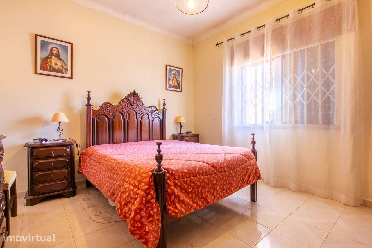 Moradia T5 isolada com jardim e terraço em Quinta do Conde-33