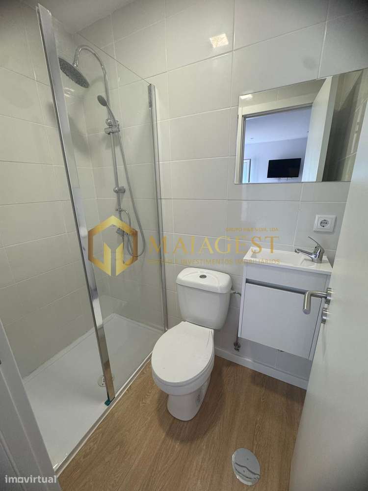 Moradia remodelada dividida em 3 habitações em Canelas-20