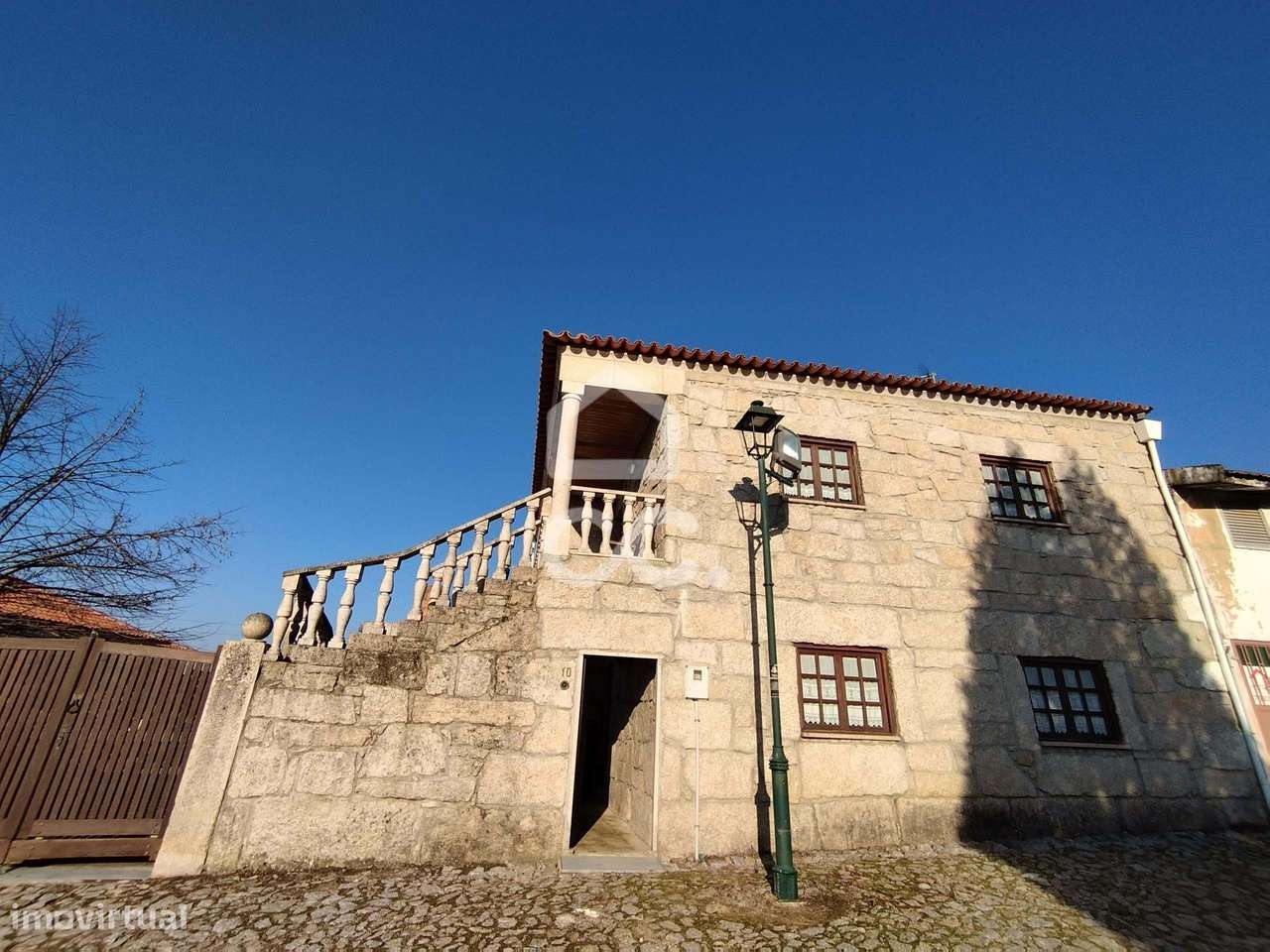Moradia em pedra, com res do chão e primero andar num vila mediaeval-17