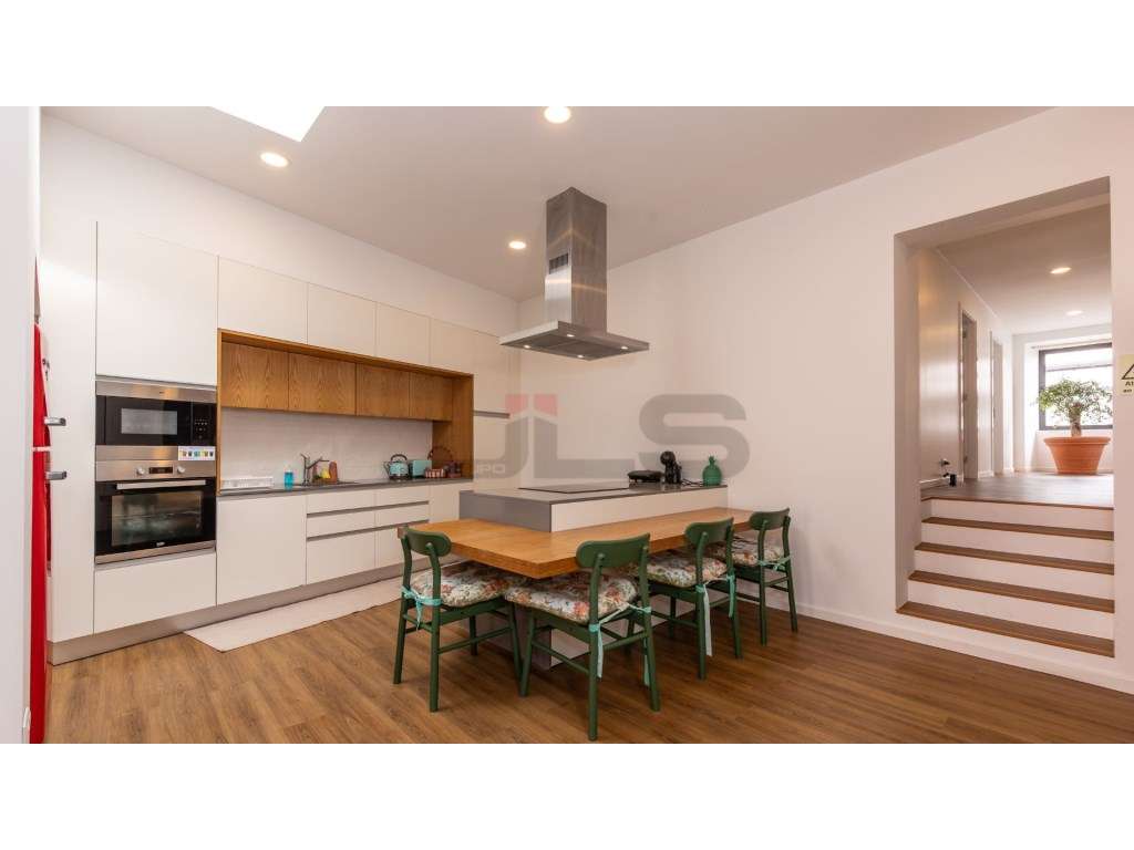 Moradia V4 com Apartamento T1 Anexo, Totalmente Remodelada - Centro...-17